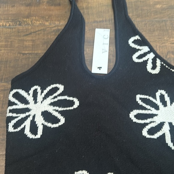 Sweater Flower Halter Crop Top by Vici Size M    but fits Large best. - Picture 2 of 3
